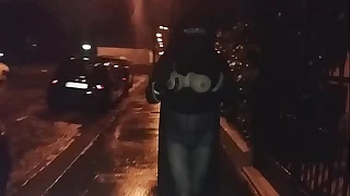 musulmane voil&eacute;e marche seins nus dans la rue